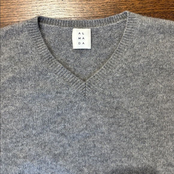 Almada Label V-Neck Grey 100% Cashmere Sweater size small - Picture 5 of 6
